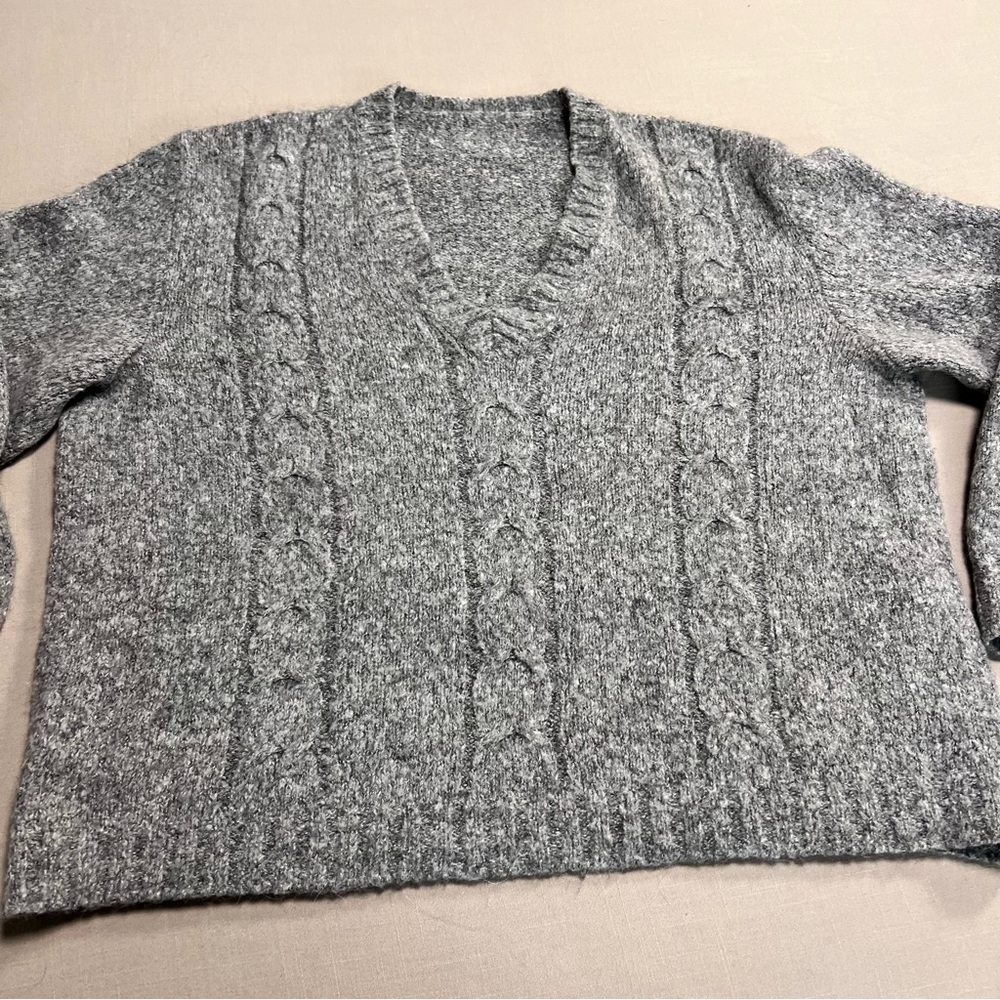 Women’s Gray Cable Knit V-Neck Sweater Size Large Cozy Chunky Knit Pullover - Picture 8 of 12